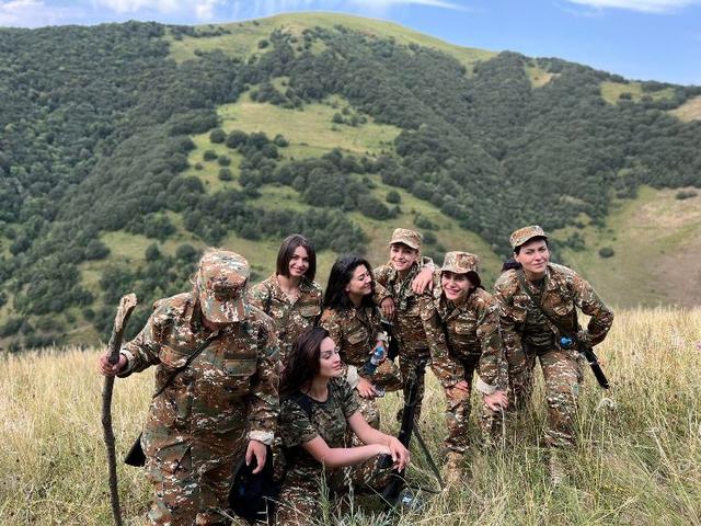 亚美尼亚女兵，能与以色列女兵媲美，7名女星参与训练，坦言太苦