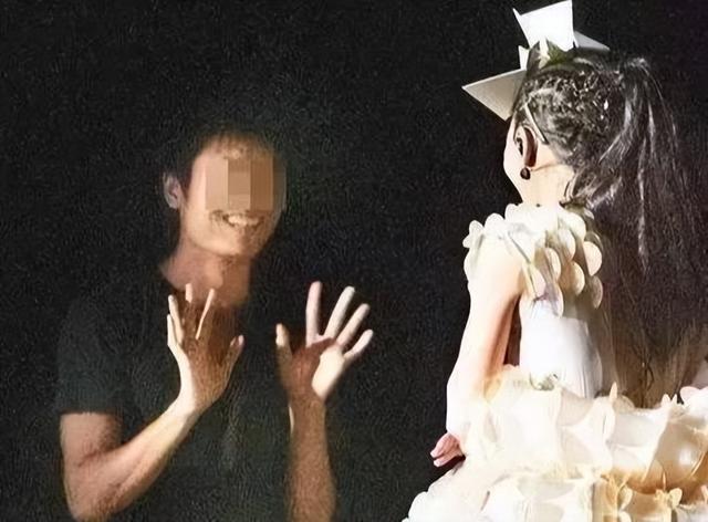 肩带崩断、裙下走光,这些女明星走红毯的社死瞬间,画面太尴尬了