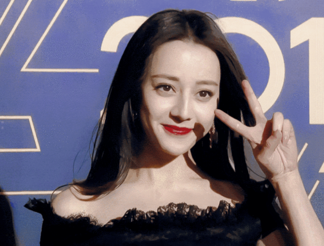 看了迪丽热巴捂胸口，终于知道女明星们有多害怕走光了！