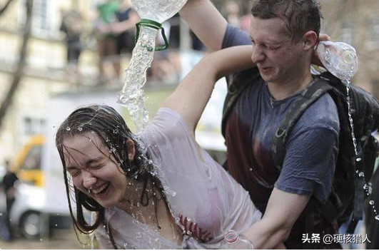 乌克兰最“火爆”节日,热辣美女释放天性,男性看对眼就“抱走”