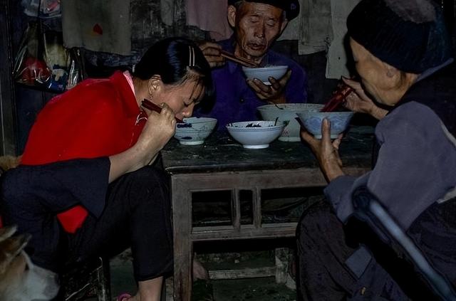 5年前无臂女孩靠口和脚养孩子，10人住10平米房子，为何还要二胎