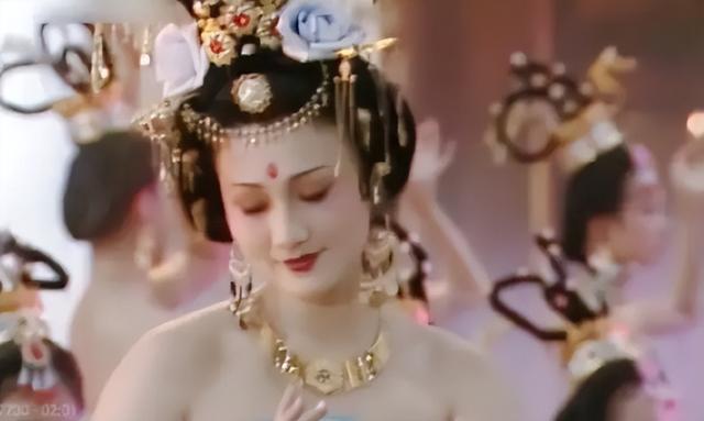 “美人出浴”别尬演，有人一眼万年，有人我想把她按回水里