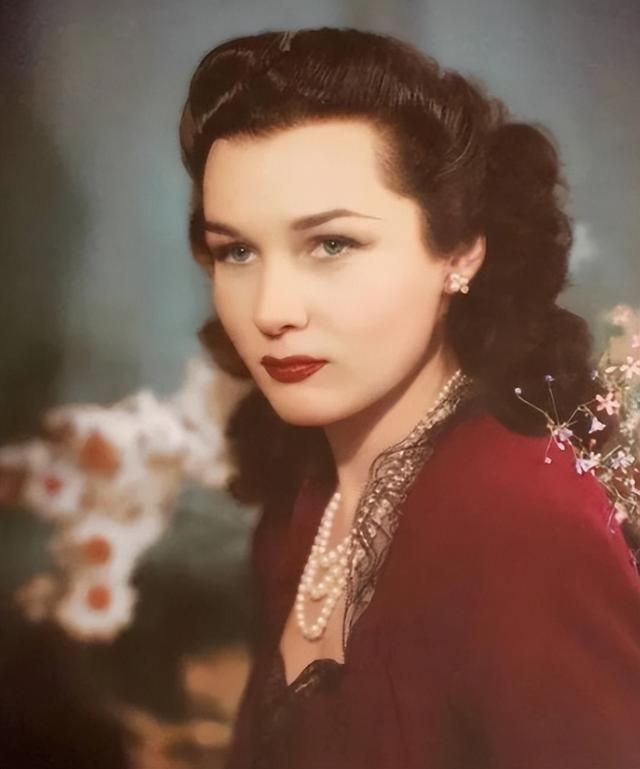 伊朗末代王后：嫁给3婚大19岁国王，母凭子贵坐稳后位