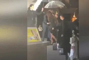 肩带崩断、裙下走光,这些女明星走红毯的社死瞬间,画面太尴尬了