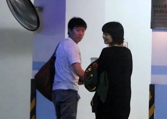 人前很清纯，人后却疯狂？这10位情史混乱的女星，才是“老司机”