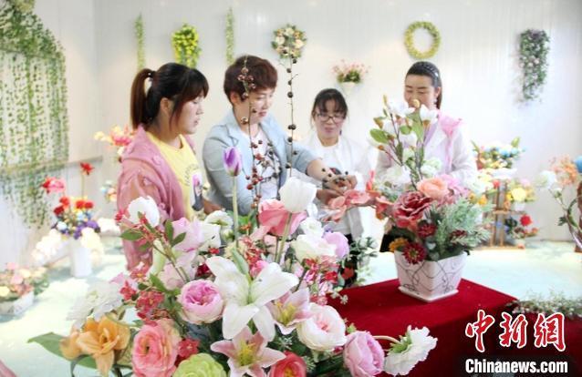 甘肃华亭“巧手女人坊”：仿真花“香飘”海外 望来年“春暖花开”