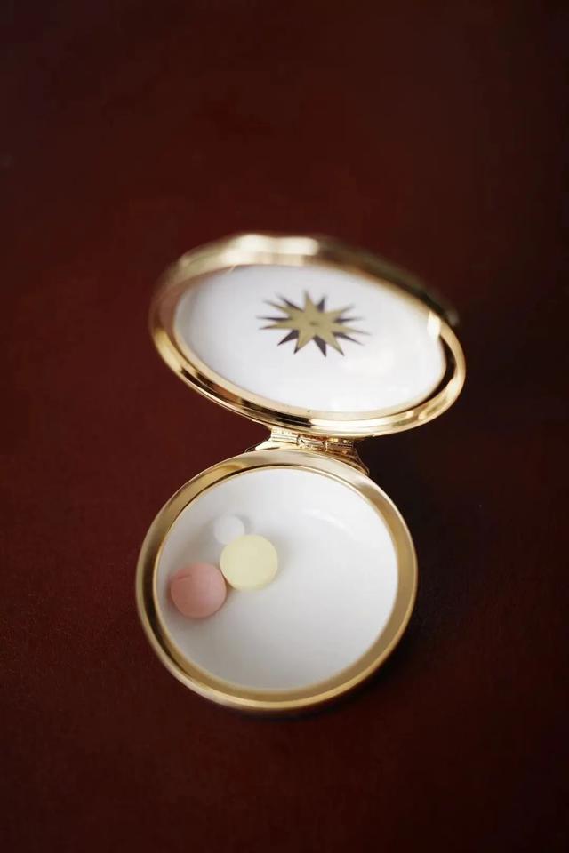 凯特、戴妃同款手镯，英国王室都爱的瓷器，情人节送礼大气有格调