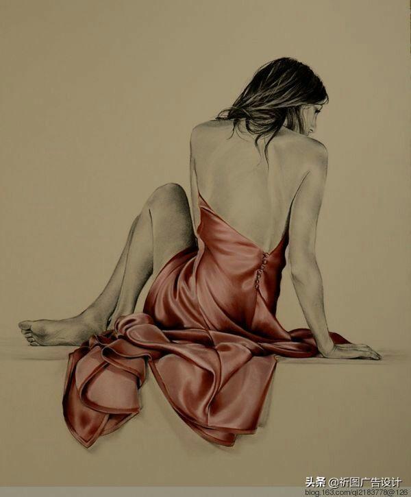 她的木炭粉彩画堪称一绝，性感素描将人体线条展现的性感迷人