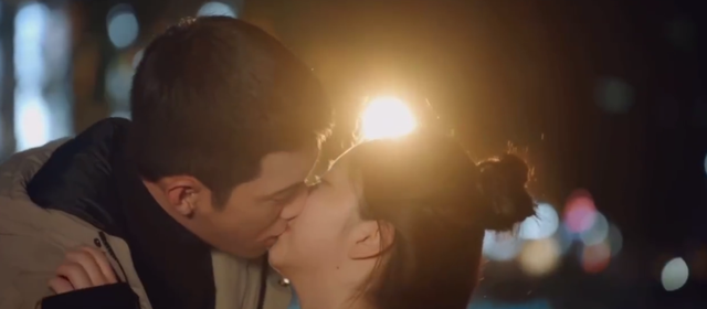 又惹争议了，嘴含戒指接吻，国产剧的吻戏开始了一场“病态传承”