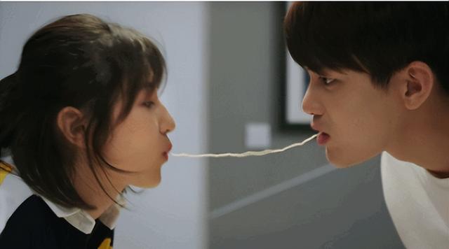 又惹争议了，嘴含戒指接吻，国产剧的吻戏开始了一场“病态传承”