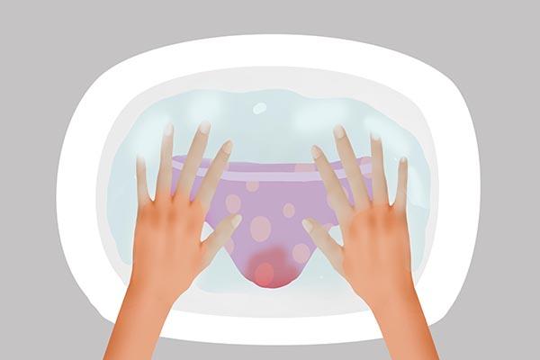 女性内裤上面有1种异常，可能是阴道炎的问题，建议对照看看