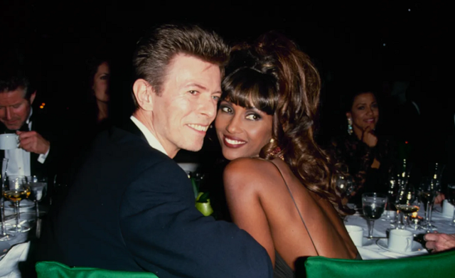 令人惊艳的黑珍珠：伊曼和丈夫甜蜜恩爱24年，哈莉·贝瑞离过3次婚