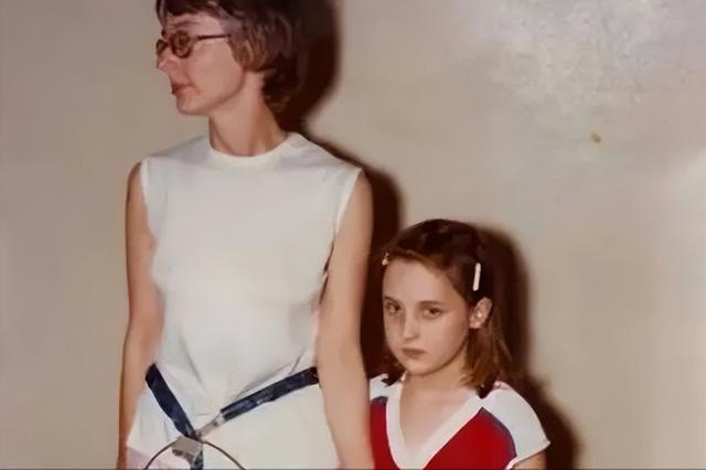 1980年，华裔学生痴迷美女老师，将其绑架囚禁53天，遭受非人折磨