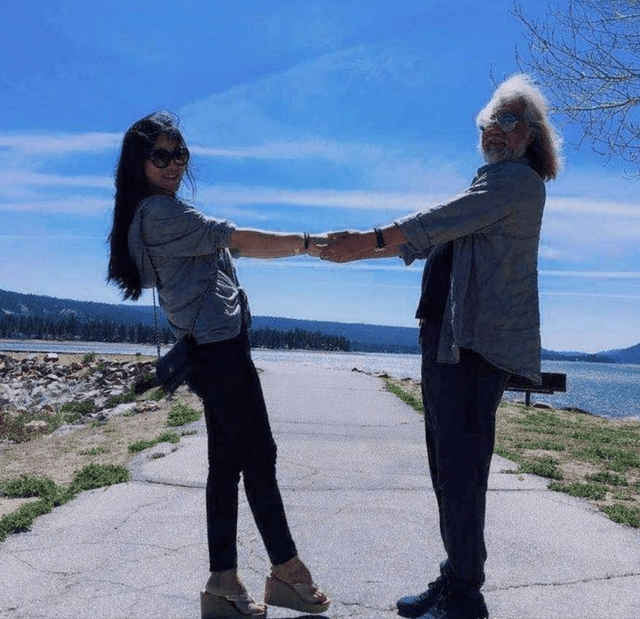 71岁张纪中意外曝出娇妻哺乳照！夫妇差31岁，娇妻为他再添两胎