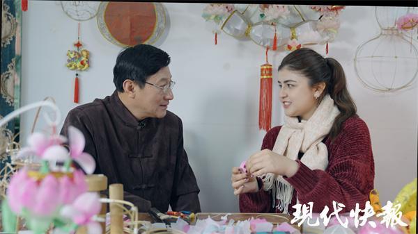 00后外国美女，寻访秦淮灯彩“魔术师”