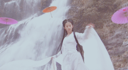 刘亦菲“内衣照”被骂上热搜：她的胸，碍了谁的眼？