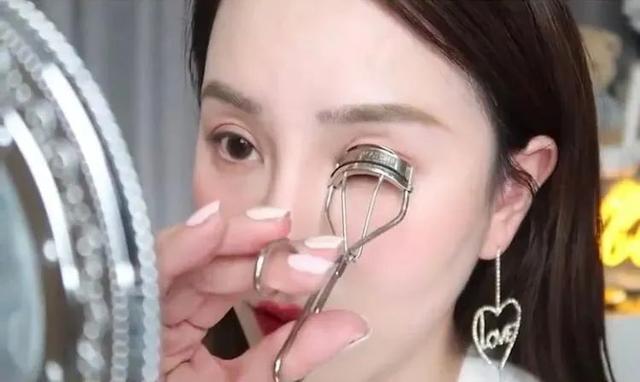 看完女明星的自拍，我发现这几年睫毛白刷了