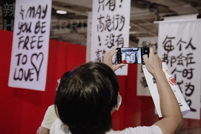 在家看A片被老妈撞见，她反手就带我去了个“18禁”场所