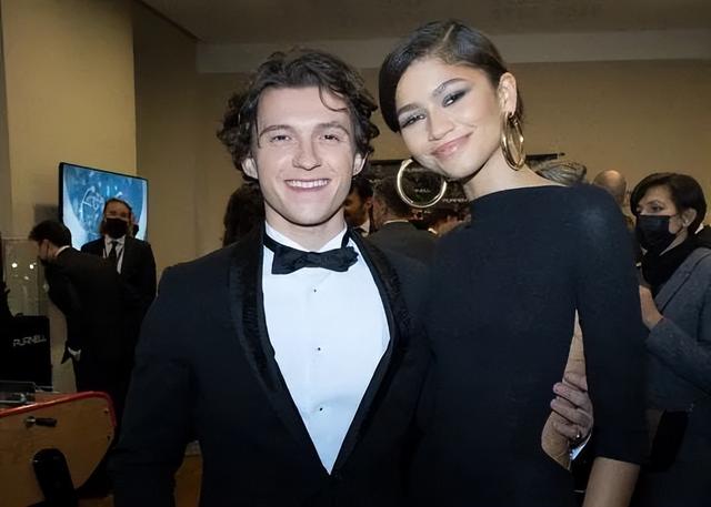 美国这一夜，国际女星风情万种，有人保守有人真大胆，但都不怕冷