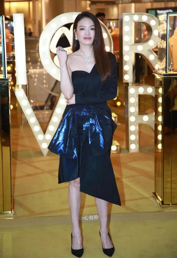 肩带崩断、裙下走光，7位女星走红毯的社死瞬间，画面太尴尬了