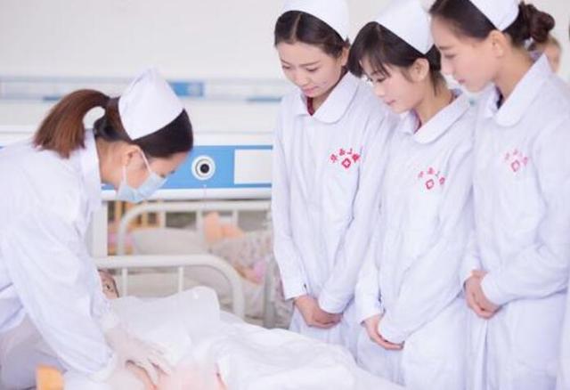 上不了普高,就去职高读卫校?那些卫校毕业的女学生,后来怎样了