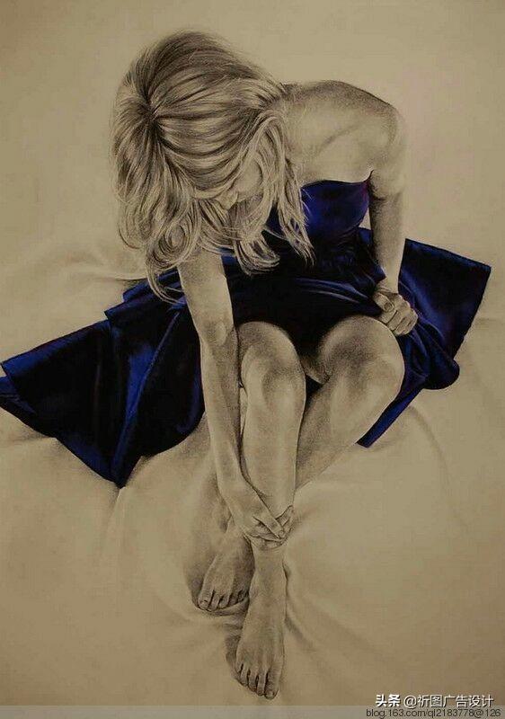 她的木炭粉彩画堪称一绝，性感素描将人体线条展现的性感迷人