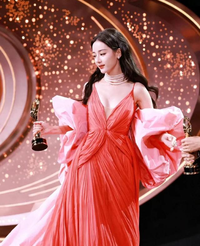 神图!“美神降临”迪丽热巴微博之夜 2023