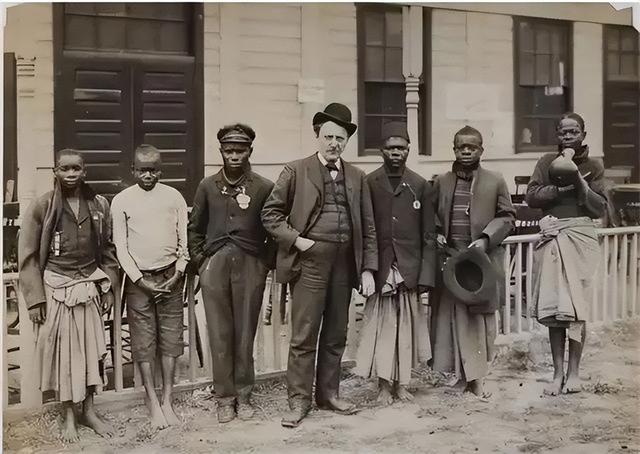 非洲女孩巴特曼因有巨臀,一生被赤身裸体展览,死后还被做成标本