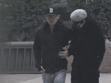 16岁李嫣外国街头太大胆,穿透视装露黑色胸衣,眼睛下垂超像爸