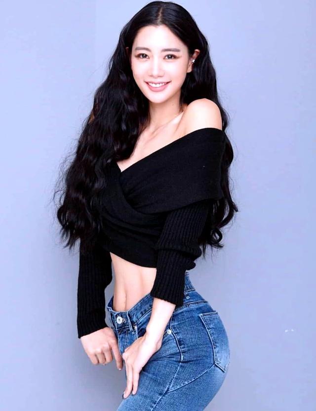 “亚洲第一美女”克拉拉每天秀运动照，但大家看的却是她完美身材