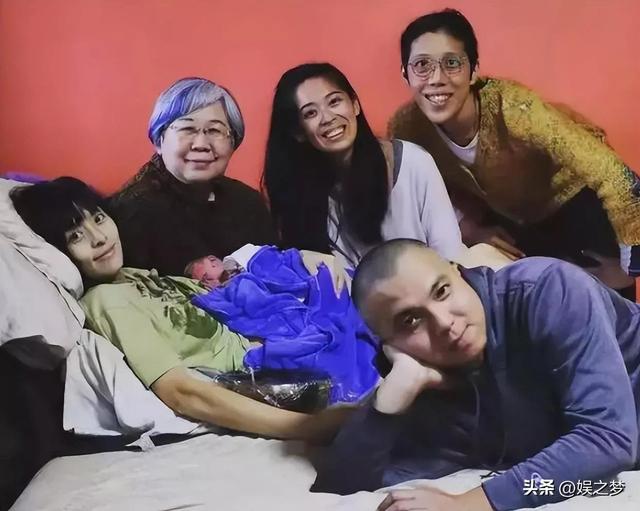 钟嘉欣竟在家生娃！全身赤裸躺浴缸用力，助产士忙孕肚浇水剪脐带