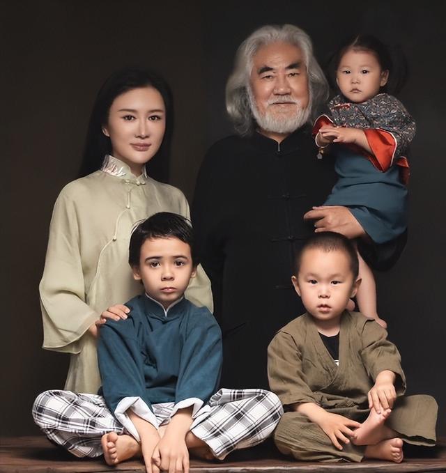 71岁张纪中意外曝出娇妻哺乳照！夫妇差31岁，娇妻为他再添两胎