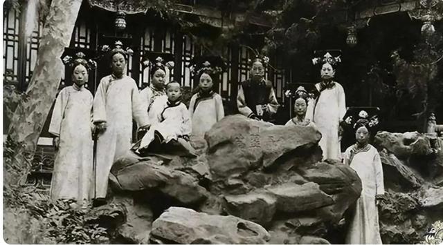 成都姑娘穿清宫服打麻将火了！她们美得让人对清朝服装刮目相看