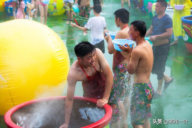 泼水节狂欢,这位大爷好潮,拿个水枪专喷女孩子