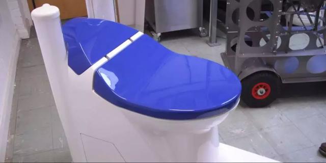 比尔·盖茨为非洲盖史上最牛厕所！全程不用一滴水，排出来还能喝