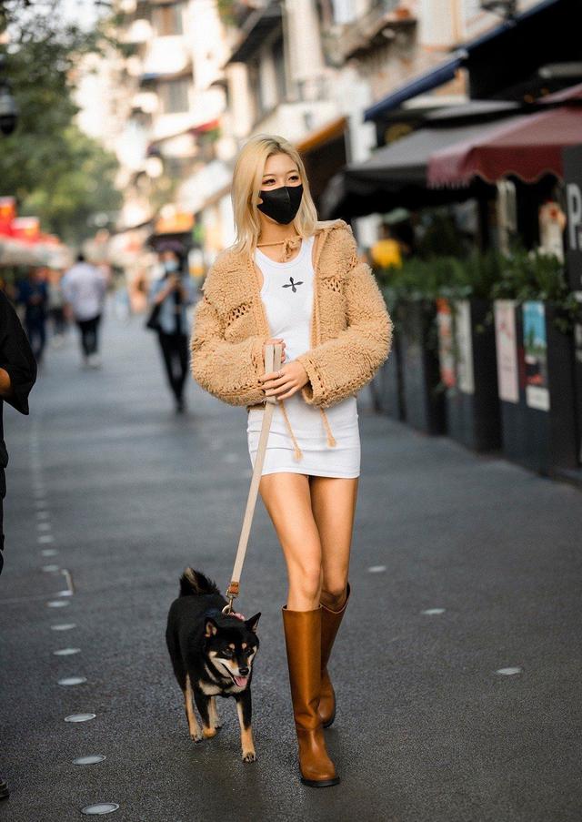 成都不愧是“美女之都”：满街长裤+运动鞋，短裙配长靴回头率高