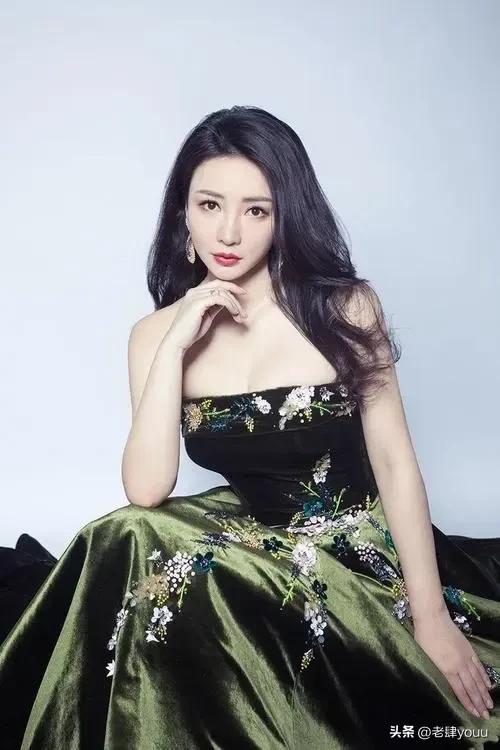 “性感女神”柳岩，魔鬼身材，回眸一笑百媚生，不愧是丰腴女神！