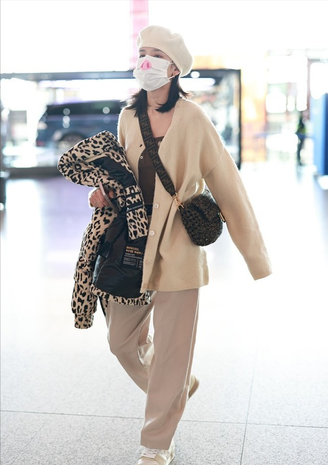 宋祖儿咋不好好穿衣服了，条纹衬衫配中古裙，不系扣子穿法挺吸睛