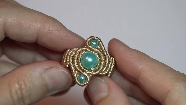 自己动手编织戒指，方法很简单，戴起来非常漂亮（图解2-1）