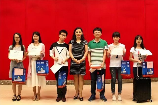 她被誉为最美女校长，39岁成教授，49岁当大学校长，54岁知性美丽