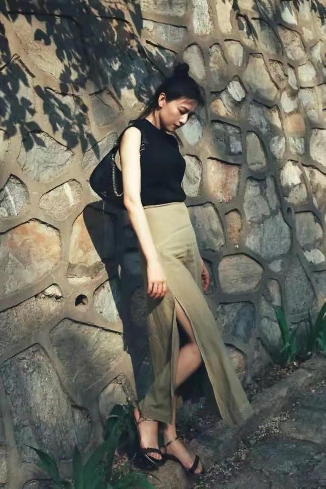 高圆圆小时候美得太夸张!穿塑料凉鞋配白色袜子,小小年纪太时髦