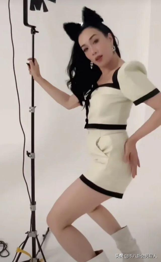 这7位女星一个比一个爱秀身材，露腰泳衣，透视装，紧身衣