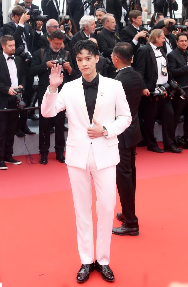 关晓彤薄荷绿礼服裙获赞，胡歌红毯上的“眨眼杀”好迷人！