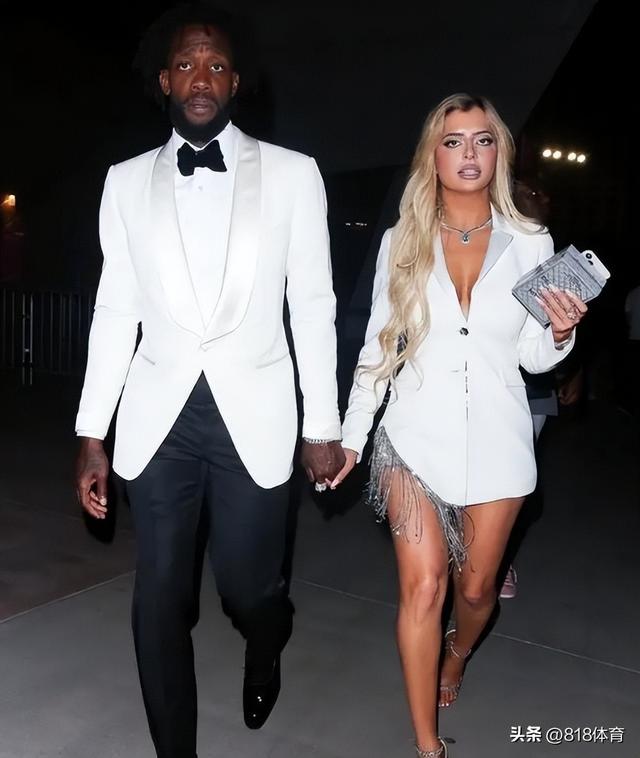 美女和野兽！贝弗利和漂亮白人女友LA豪宅逗狗玩，穿湖人拖鞋表忠心