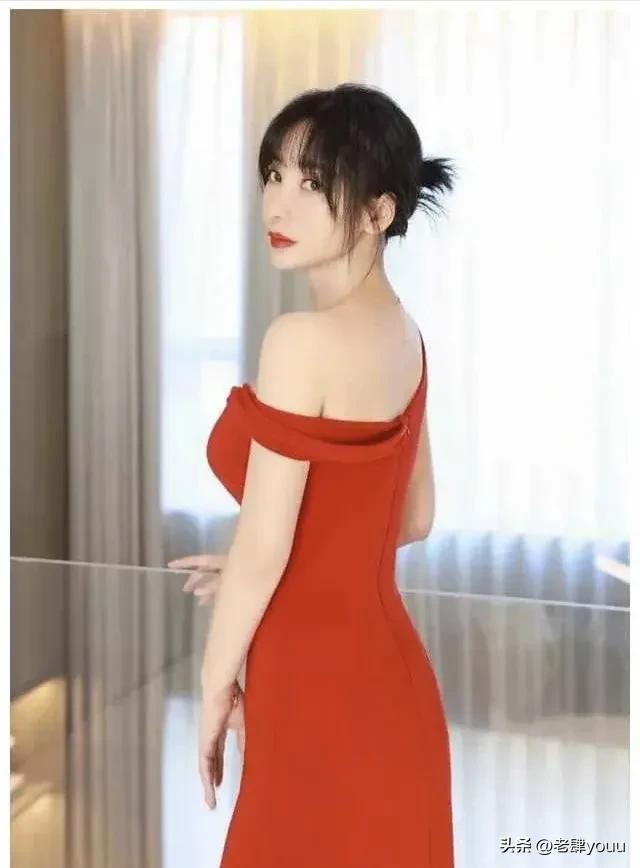 “性感女神”柳岩，魔鬼身材，回眸一笑百媚生，不愧是丰腴女神！