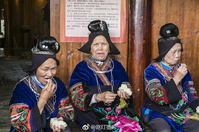 世界上最牛的敬酒方式，苗族美女排成长队给小伙敬酒