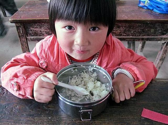 《哺乳期的女人》：这部获鲁奖的短篇，较早关注了留守儿童问题