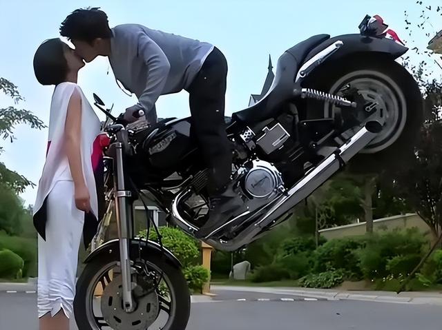 又惹争议了，嘴含戒指接吻，国产剧的吻戏开始了一场“病态传承”