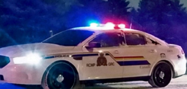 曝光!加拿大女警暴力虐待华人女生,抓着头发一路拖走,还用脚踩