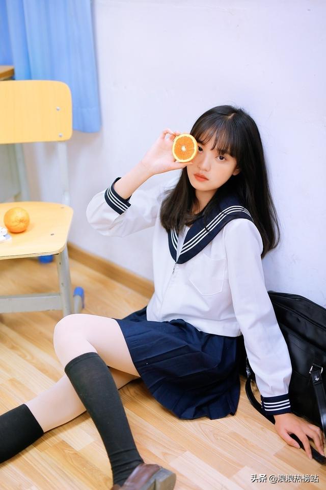 日本水手制服美女黑丝美腿清纯校园学生妹诱惑写真图片